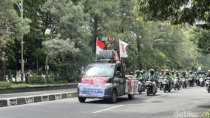 Massa ojol konvoi dari Manahan menuju DPRD Solo, Selasa (20/5/2025). Massa ojol konvoi dari Manahan menuju DPRD Solo, Selasa (20/5/2025).