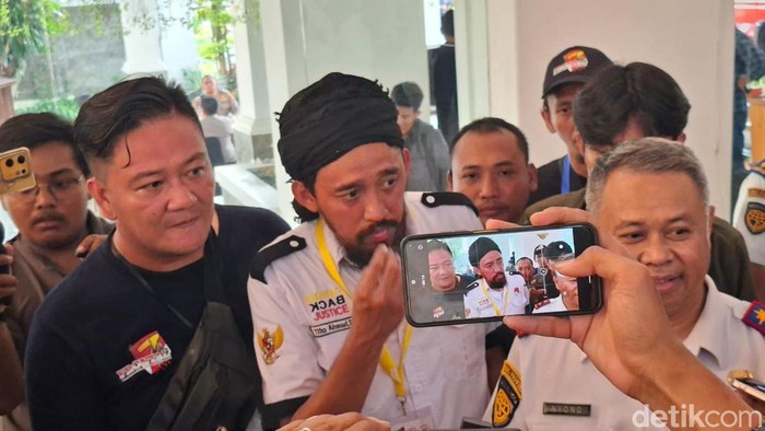 Massa pendemo dari ojol di Kantor Gubernur Jatim akhirnya membubarkan diri.