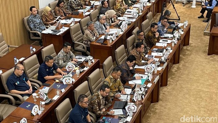 Mendag rapat di Komisi VI