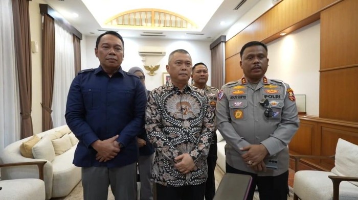 Menhub, Kakorlantas, dan Dirut Jasa Marga gelar pertemuan bahas penanganan truk over dimension dan overload (dok.istimewa)