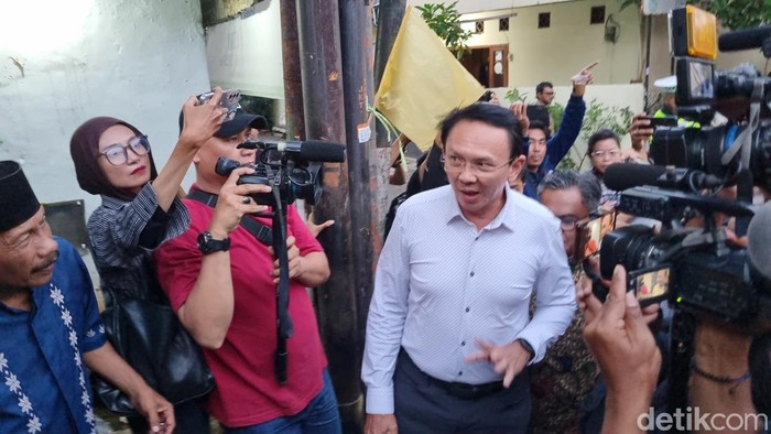 Menko Pangan Zulkifli Hasan hingga eks Gubernur DKI Basuki Tjahaja Purnama (Ahok) melayat ke rumah duka suami Najwa Shihab, Ibrahim Sjarief (Taufiq S/detikcom)