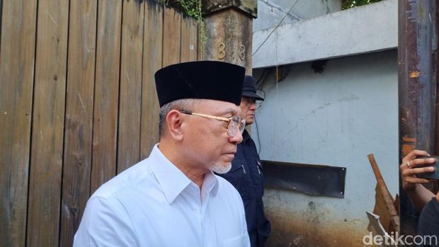 Menko Pangan Zulkifli Hasan hingga eks Gubernur DKI Basuki Tjahaja Purnama (Ahok) melayat ke rumah duka suami Najwa Shihab, Ibrahim Sjarief (Taufiq S/detikcom)