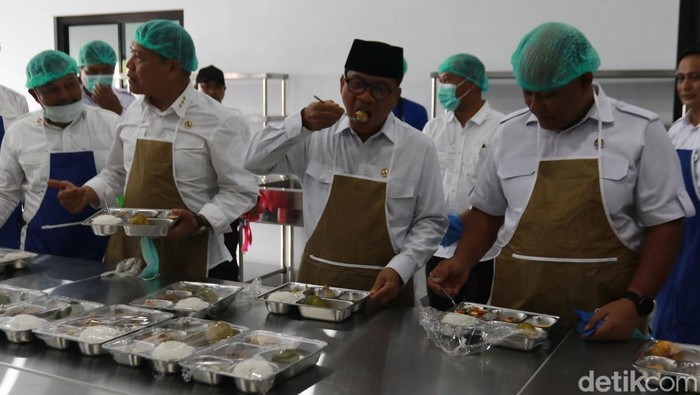 Menteri Desa, Pembangunan Daerah Tertinggal, dan Transmigrasi, Yandri Susanto, Kepala BGN Dadan Hindayana, Kepala KSP Letjen (purn) AM Putranto saat meresmikan SPPG Sambirejo, Prambanan, Sleman, Selasa (20/5/2025).