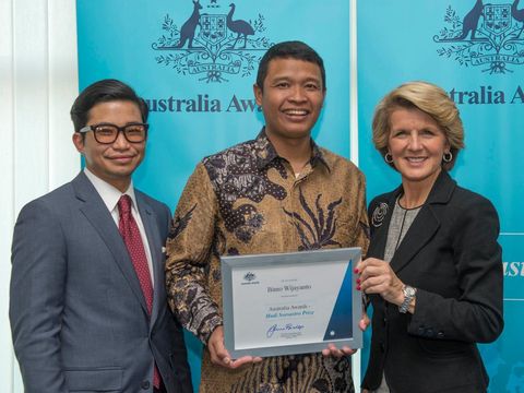 Menteri Luar Negeri Australia Julia Bishop memberikan penghargaan Hadi Soesastro Prize yang pertama kepada Bimo Wijayanto. Saat itu Bimo  sedang menempuh pendidikan Doktor di University of Canberra dalam pemodelan reformasi pajak penghasilan.