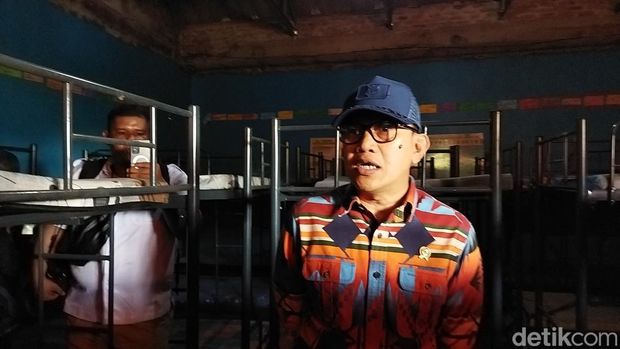 Menteri P2MI Abdul Kadir Karding menyegel perusahaan penyalur pekerja di Jatiasih, Kota Bekasi karena tidak memenuhi hak sejumlah pekerja. (Kurniawan F/detikcom)
