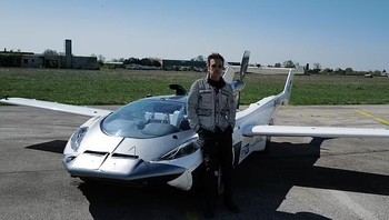 Jean-Michel Jarre, seorang komposer dan produser musik, sudah mencoba kendaraan terbang futuristik ini. Namun menurutnya, kendaraan ini akan terlalu mahal bagi kebanyakan masyarakat. Foto: Klein Vision