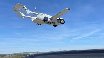 AirCar versi pertama telah berhasil menyelesaikan lebih dari 170 jam terbang dan lebih dari 500 kali lepas landas dan mendarat. Komposer Prancis Jean-Michel Jarre menjadi penumpang pertama di dunia yang lepas landas dengan AirCar terbang Klein Vision pada 2024. Foto: Klein Vision