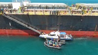 Insiden bermula saat KN Tanjung Datu-301 menerima informasi dari VTS Batam pada pukul 10.41 WIB mengenai kapal nelayan KM Pasifik Memori II yang dilaporkan terbalik. Menanggapi laporan tersebut, KN. Tanjung Datu-301 langsung bergerak menuju lokasi kejadian yang berjarak sekitar 21 mil laut.