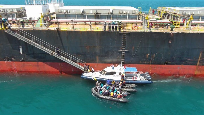 Momen Evakuasi 14 Korban Kapal Tenggelam di Kepri KN. Tanjung Datu-301 milik Bakamla RI berhasil mengevakuasi 14 orang anak buah kapal (ABK) KM Pasifik Memori II yang tenggelam di Perairan Utara Berakit, Kepulauan Riau, Selasa (20/5/2025).