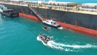 KN. Tanjung Datu-301 milik Bakamla RI mengevakuasi 14 orang anak buah kapal (ABK) KM Pasifik Memori II yang tenggelam di Perairan Utara Berakit, Kepulauan Riau, Selasa (20/5/2025).