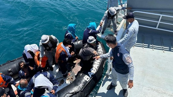 Momen Evakuasi 14 Korban Kapal Tenggelam di Kepri