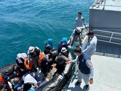 Momen Evakuasi 14 Korban Kapal Tenggelam di Kepri