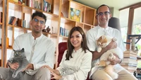 Najwa Shihab selama beberapa tahun ke belakang lebih suka mengunggah foto bertiga dengan suami dan anak di media sosial. (Foto: Instagram@najwashihab)