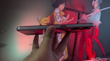 Fitur unggulan Nubia Neo 3 adalah dual gaming shoulder trigger yang sebaris dengan tombol power. Fitur ini sebelumnya hanya tersedia di lini ponsel gaming flagship Red Magic. Foto: Virgina Maulita Putri/detikINET