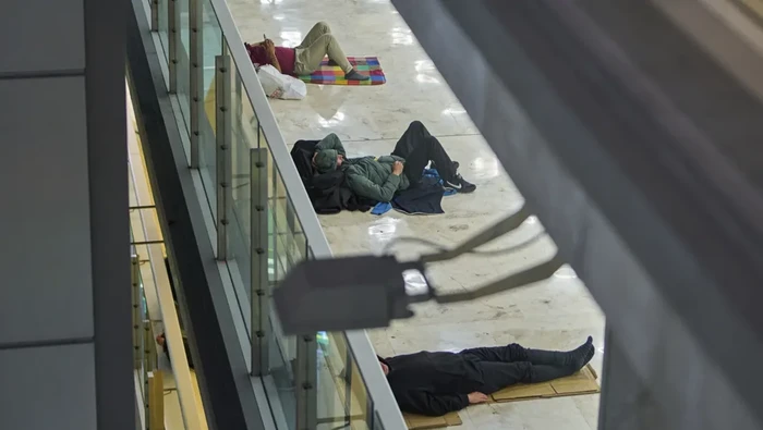 Orang-orang tidur di lantai Terminal 4 di Bandara Adolfo Suarez-Madrid Barajas di Madrid, Spanyol, Kamis (15/5/2025).