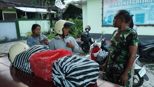 Petugas piket Kodim 1610/Klungkung menerima kedatangan Ayu Saraswati yang mengaku mengantarkan pesanan acara fiktif, Minggu (18/5/2025).