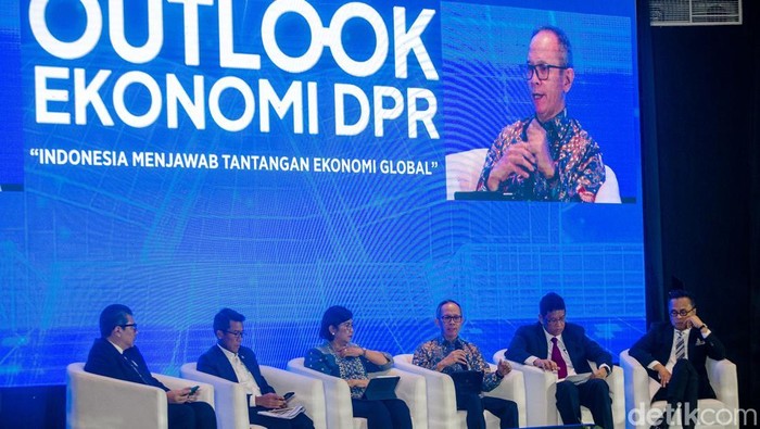 Outlook Ekonomi DPR Kembali Digelar detikcom Detikcom bekerja sama dengan DPR RI menggelar acara Outlook Ekonomi DPR bertajuk Indonesia Menjawab Tantangan Ekonomi Global di Menara Bank Mega, Jakarta, Selasa (20/5/2025).