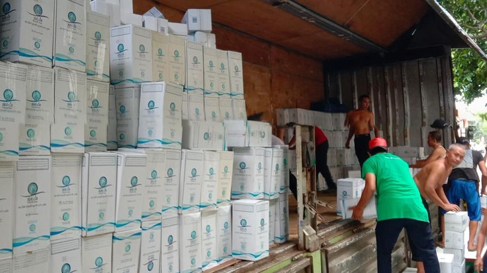Paket Air Zamzam untuk jemaah haji asal Embarkasi Surabaya berdatangan di Asrama Haji Sukililo.