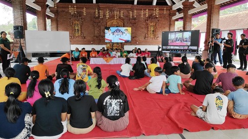 Pelaksanaan program Bimbel Bahasa Inggris Gratis di Wantilan Pura Dalem Karang Dalem, Desa Bongkasa Pertiwi, Kecamatan Abiansemal, Badung, Selasa (20/5/2025). (Agus Eka/detikBali)