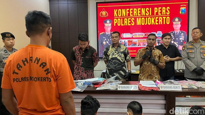 Pelaku pencuri kawat tembaga di kawasan Industri Ngoro saat konferensi pers di Polres Mojokerto.