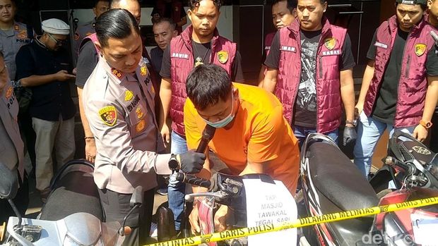 Pelaku pencurian motor di Batang saat dihadirkan di Mapolres Batang, Selasa (20/5/2025).