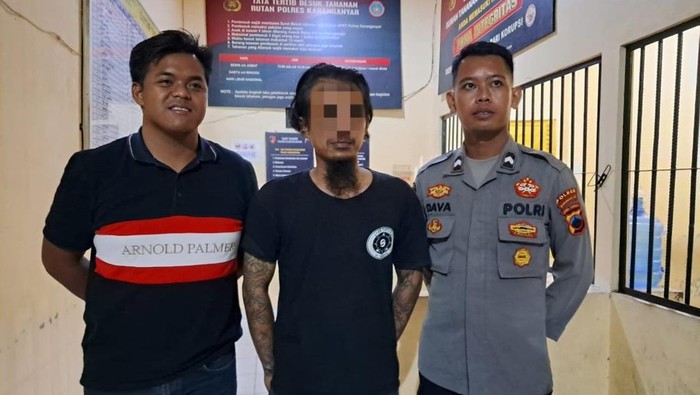 Pelaku penganiayaan, DA (42), saat diamankan di Mapolres Karanganyar, Senin (19/5/2025).