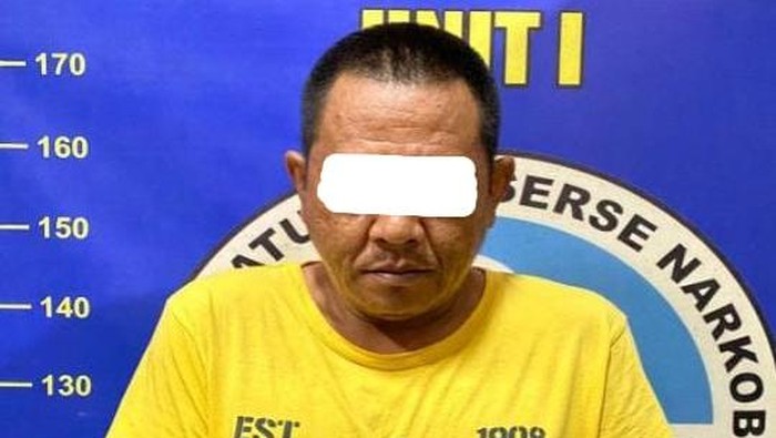 Pelaku pengedar narkoba di PALI dibekuk petugas saat penggerebekan.