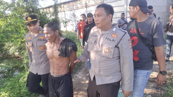 Pelaku (tak berbaju) saat diamankan tim gabungan.
