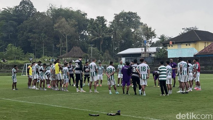 Pemain PSS Sleman saat sesi latihan di Lapangan Pakembinangun, Sleman, Selasa (20/5/2025).