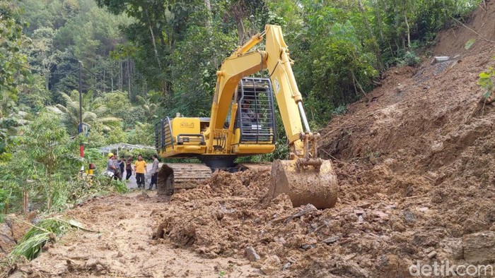 Pembersihan longsor di Trenggalek yang timbun 6 warga