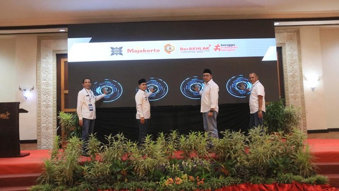 Pemerintah Kabupaten Mojokerto kini memiliki sistem digital baru bernama Suhita Mobile (Sistem Unggah Hitung Data Kinerja), sebuah aplikasi yang dirancang untuk mempermudah dan mempercepat pelaporan kinerja Aparatur Sipil Negara (ASN).