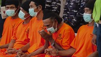 Lima orang tersangka kasus penyelundupan sabu-sabu dan kokain dihadirkan saat acara pemusnahan barang bukti di Lantamal IV Batam, Kepulauan Riau.
