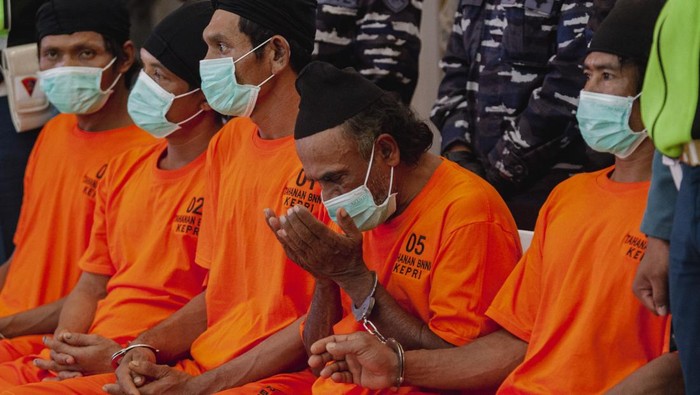 Pemusnahan 2,061 ton sabu-sabu dan kokain di Batam Lima orang tersangka beserta barang bukti kejahatan kasus penyelundupan sabu-sabu dan kokain dihadirkan saat acara pemusnahan barang bukti di Lantamal IV Batam, Kepulauan Riau, Selasa (20/5/2025). TNI AL memusnahkan barang bukti 2,061 ton narkotika jenis sabu-sabu dan kokain yang diamankan dari lima tersangka berinisial UTT, AKO, KL, S warga negara Myanmar dan KS warga negara Thailand saat berlayar menggunakan kapal ikan dari Thailand memasuki perairan Indonesia melalui Selat Durian Kepulauan Riau pada Rabu (14/5). ANTARA FOTO/Teguh Prihatna/nym.