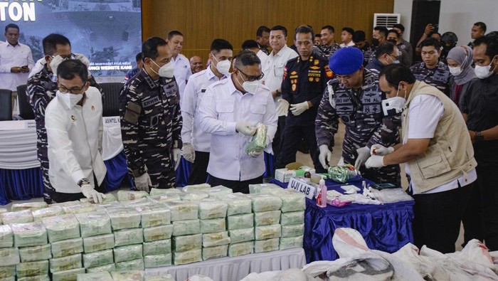 Lima orang tersangka beserta barang bukti kejahatan kasus penyelundupan sabu-sabu dan kokain dihadirkan saat acara pemusnahan barang bukti di Lantamal IV Batam, Kepulauan Riau, Selasa (20/5/2025). TNI AL memusnahkan barang bukti 2,061 ton narkotika jenis sabu-sabu dan kokain yang diamankan dari lima tersangka berinisial UTT, AKO, KL, S warga negara Myanmar dan KS warga negara Thailand saat berlayar menggunakan kapal ikan dari Thailand memasuki perairan Indonesia melalui Selat Durian Kepulauan Riau pada Rabu (14/5). ANTARA FOTO/Teguh Prihatna/nym.