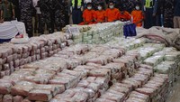 TNI AL memusnahkan barang bukti 2,061 ton narkotika jenis sabu-sabu dan kokain yang diamankan dari lima tersangka berinisial UTT, AKO, KL, S warga negara Myanmar dan KS warga negara Thailand saat berlayar menggunakan kapal ikan dari Thailand memasuki perairan Indonesia melalui Selat Durian Kepulauan Riau pada Rabu (14/5).