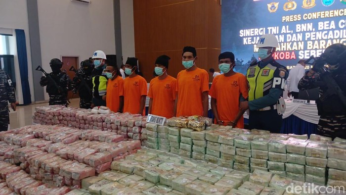 Penampakan 2 ton narkoba jenis kokain dan sabu hasil tangkapan TNI AL di perairan Selat Durian, Karimun, Kepri sebelum dimusnahkan. (Alamudin Hamapu/detikSumut)