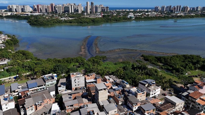 A drone view shows a dark stream of water flowing into the Barra and Jacarepagua lagoons, in Rio de Janeiro, Brazil May 15, 2025. REUTERS/Ricardo Moraes