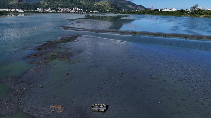 A drone view shows a dark stream of water flowing into the Barra and Jacarepagua lagoons, in Rio de Janeiro, Brazil May 15, 2025. REUTERS/Ricardo Moraes