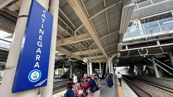 Pengemudi ojol akan demo di sejumlah titik. Penumpang KA keberangkatan Stasiun Gambir dan Stasiun Pasar Senen ini dapat naik dari Stasiun Jatinegara. (dok KAI)