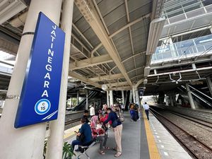 Demo Berlanjut, 17 Kereta Jarak Jauh Berhenti di Stasiun Jatinegara