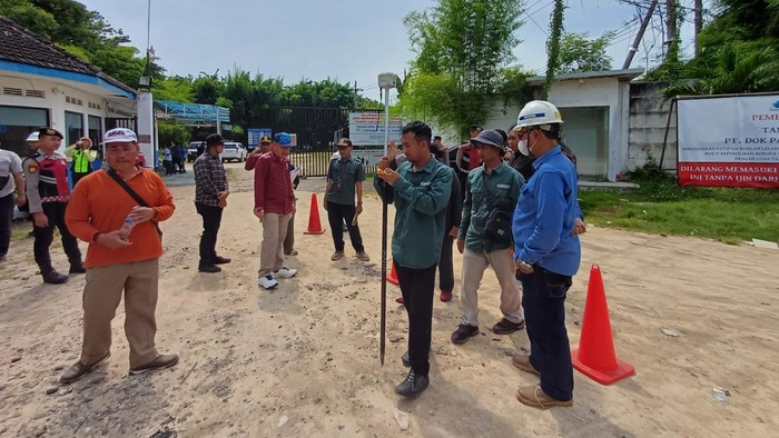 Pengukuran ulang lahan perusahaan kapal di Desa Sidokelar, Kecamatan Paciran.