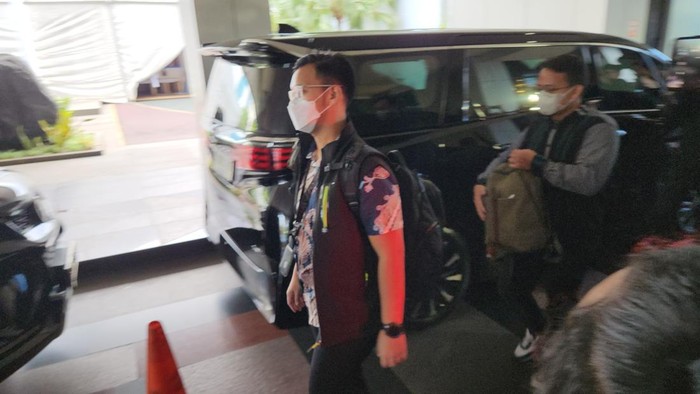 Penyidik KPK bawa sejumlah tas usai menggeledah gedung Kemnaker (Adrial/detikcom)