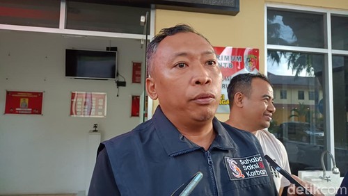 Perwakilan  Aliansi Stop Kekerasan Seksual NTB, Joko Jumadi saat memberikan keterangan di Polda NTB, Selasa (20/5/2025).