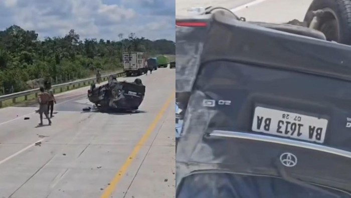 Petugas mengevakuasi mobil kecelakaan tunggal di Tol Baleno