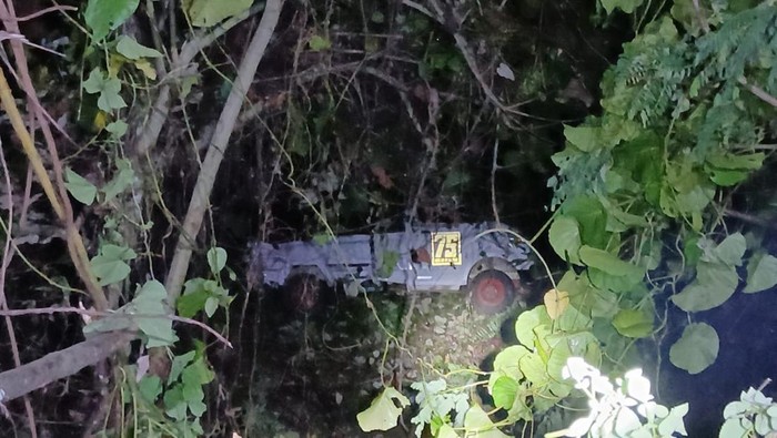 Pikap terjun ke jurang sedalam 19 meter di Mamuju gegara rem blong.