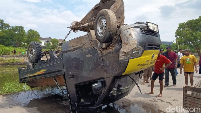 Pikap yang terjun ke kanal gegara hindari tumpukan sampah di Makassar dievakuasi.