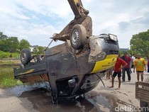 Pikap yang Terjun ke Kanal gegara Tumpukan Sampah di Makassar Dievakuasi