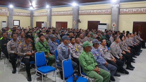 Polda Bali mengumpulkan Bhabinkamtibmas, Pecalang, dan Satlinmas, Selasa (20/5/2025) untuk mengaktifkan lagi program Siskamling. (Dok. Polda Bali)