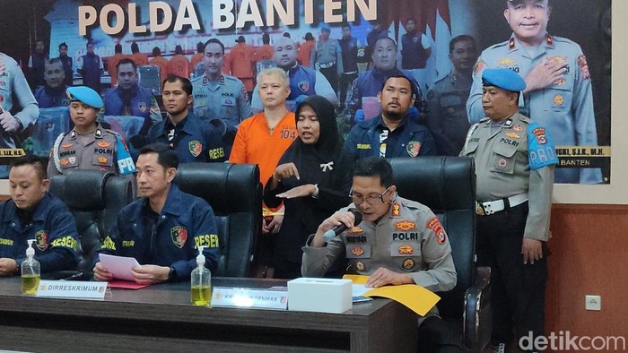Polda Banten mengamankan Charlie Chandra terkait dugaan kasus pemalsuan surat berupa sertifikat tanah seluas 87.100 di Desa Lemo, Teluknaga, Kabupaten Tangerang. (Bahtiar/detikcom(