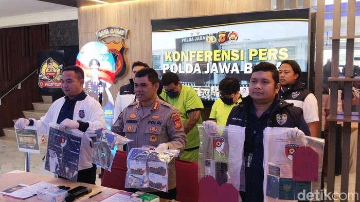 Polda Jabar menangkap telemarketing judi online jaringan Kamboja.